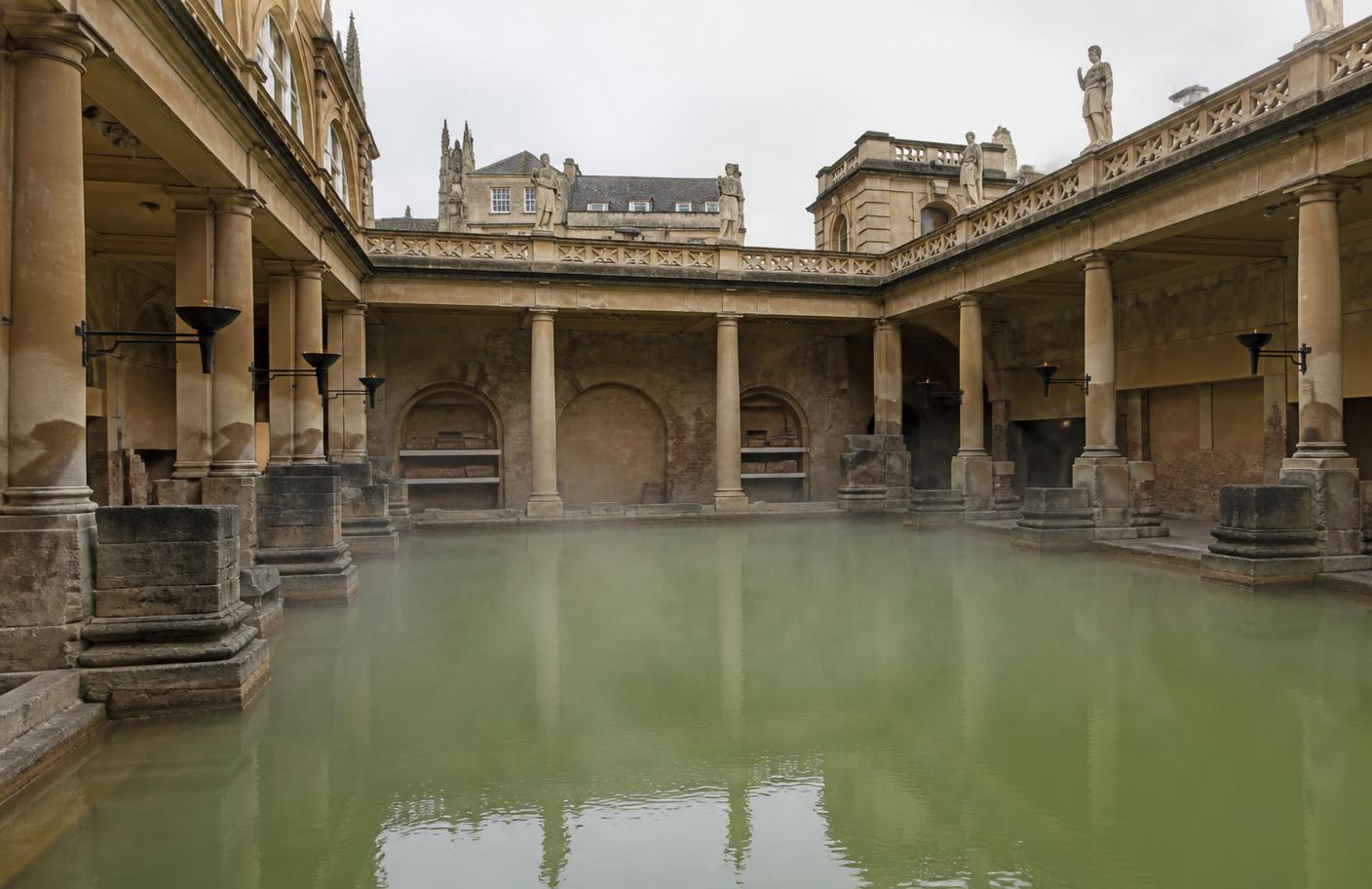 Gran Baño romano de Bath con columnas y agua termal humeante