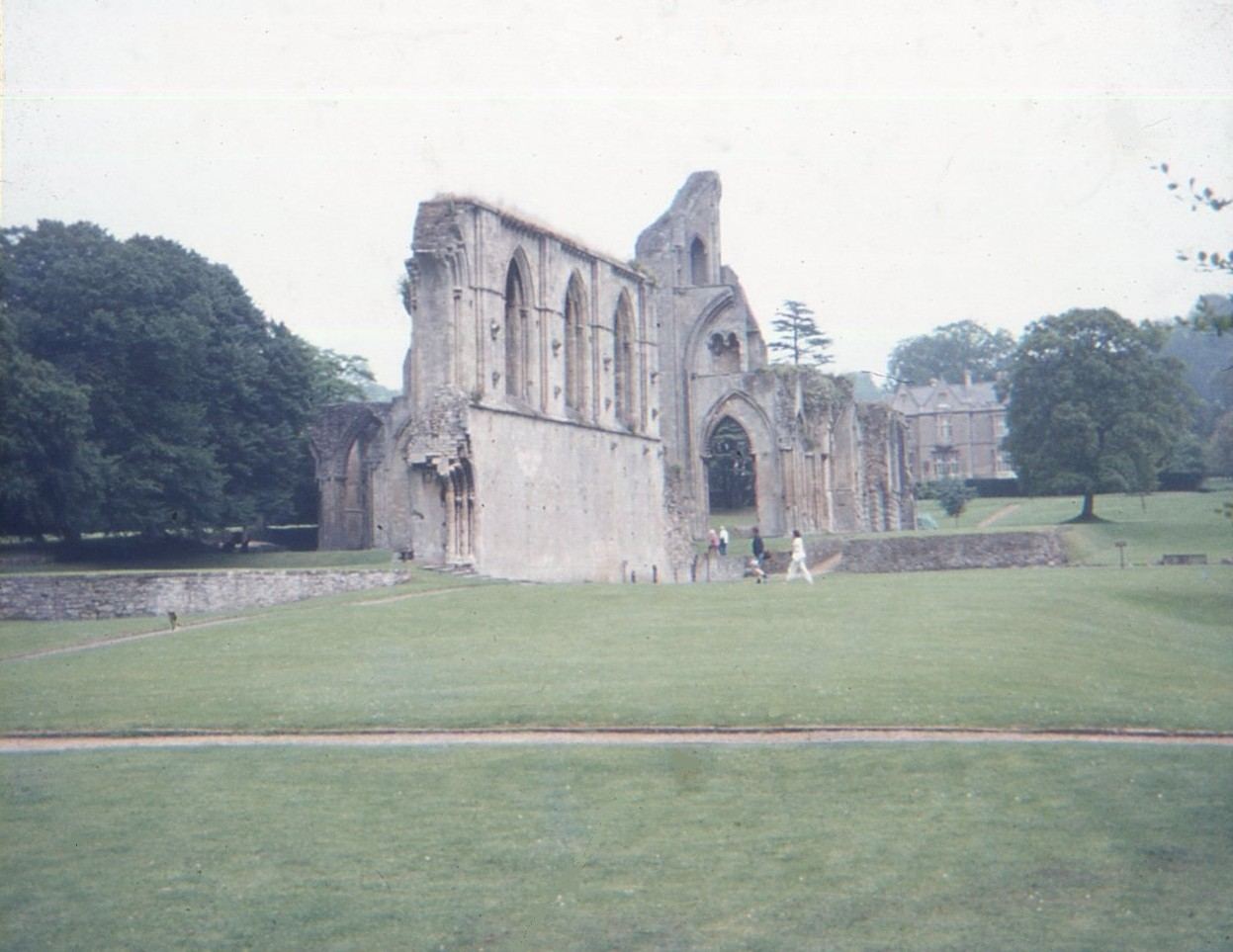 Ruinas góticas de Glastonbury Abbey sobre el césped de sus terrenos