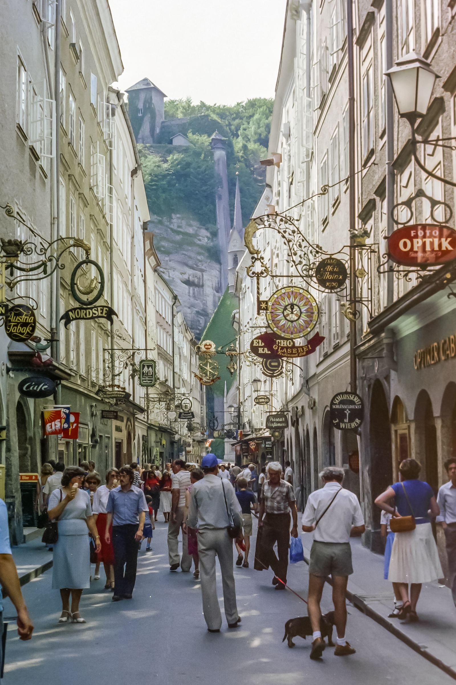 Calle Getreidegasse de Salzburgo con sus tradicionales letreros de hierro forjado