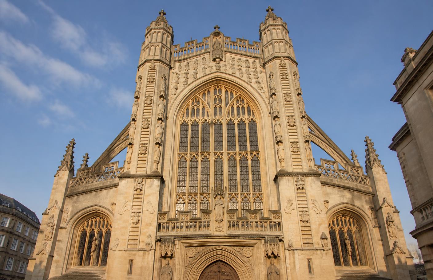 Fachada gótica de piedra dorada de Bath Abbey