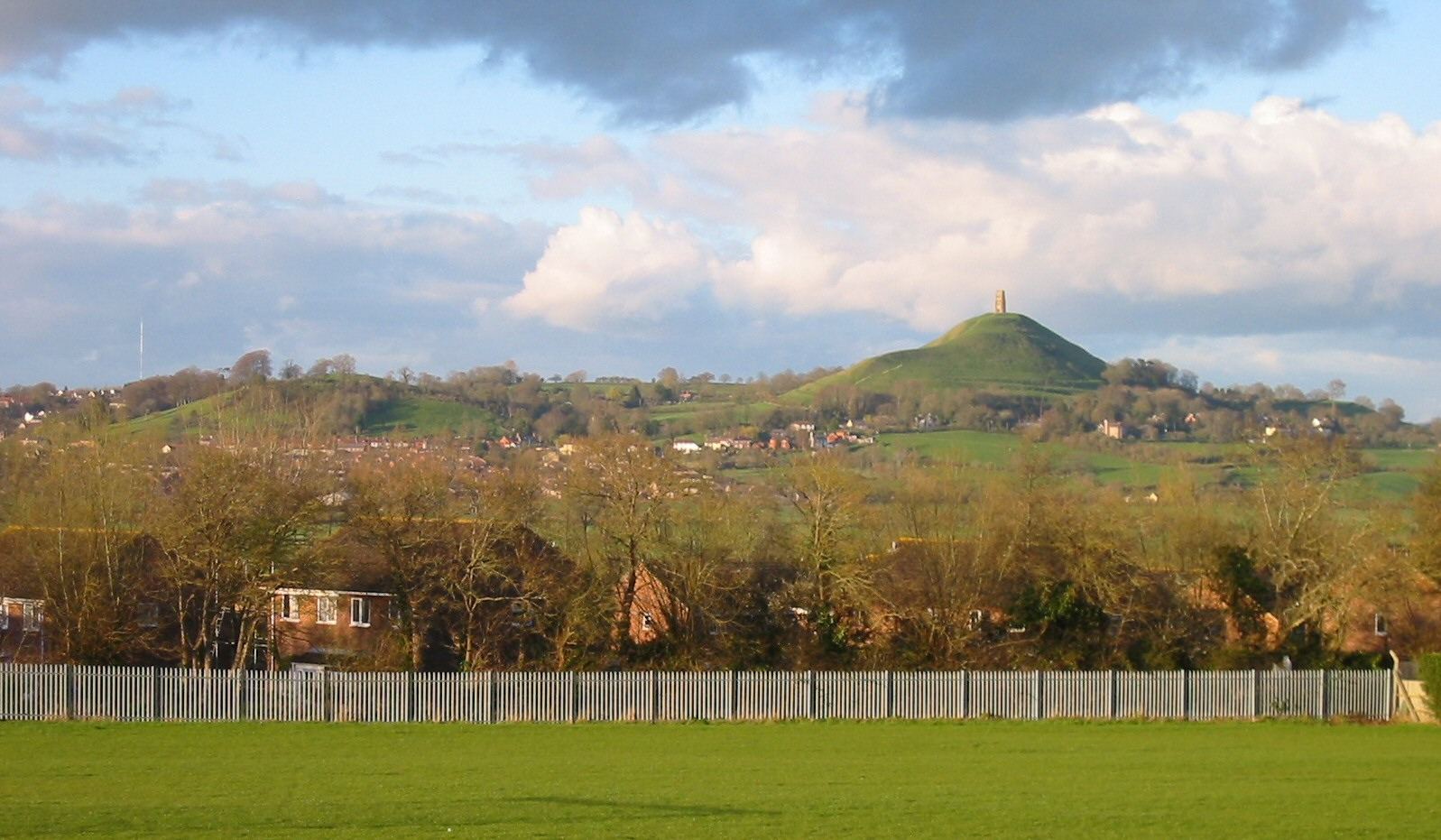 Colina de Glastonbury Tor coronada por la torre de St Michael
