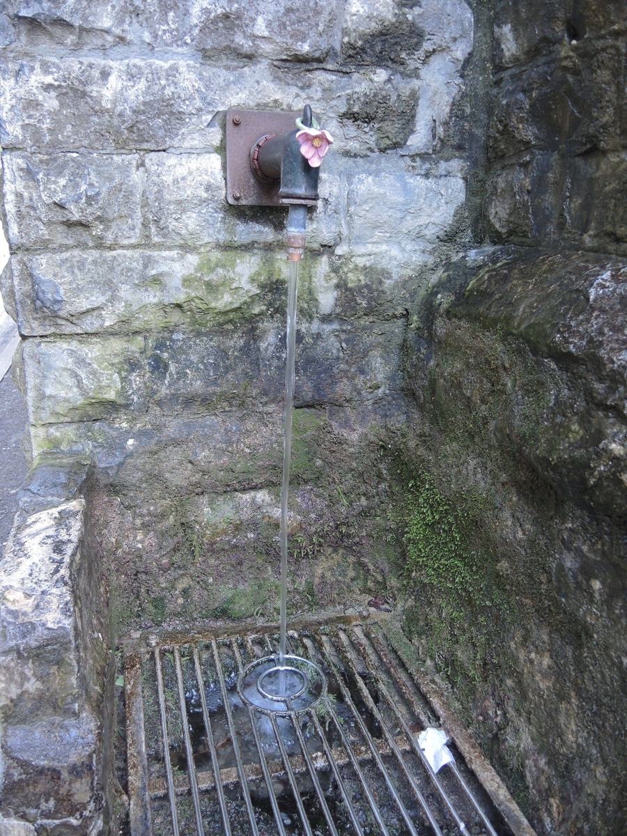 Interior en penumbra del Well House de White Spring, iluminado con velas
