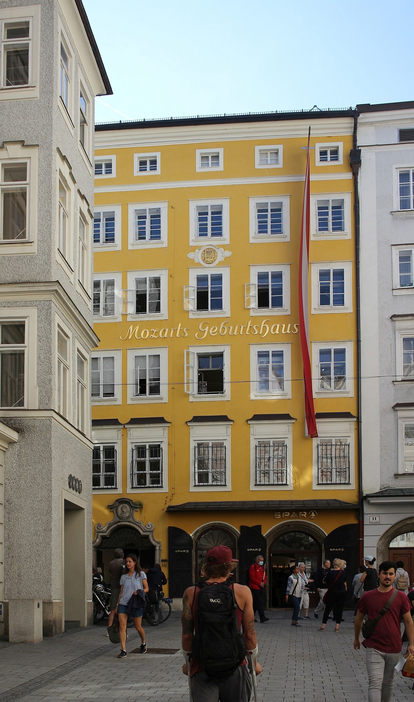 Fachada amarilla de la casa natal de Mozart en la Getreidegasse de Salzburgo