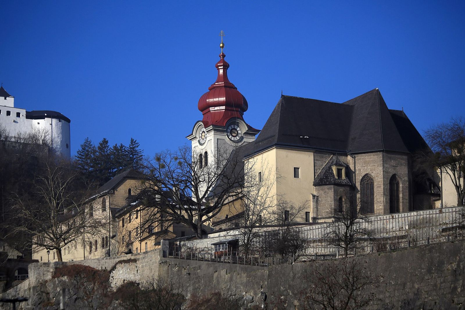 Abadía de Nonnberg con su torre sobre la ladera junto a la fortaleza de Salzburgo