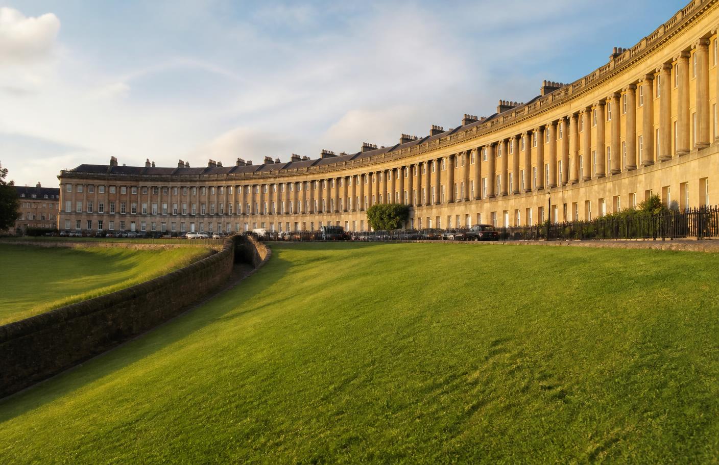 Media luna georgiana del Royal Crescent de Bath frente a una gran pradera