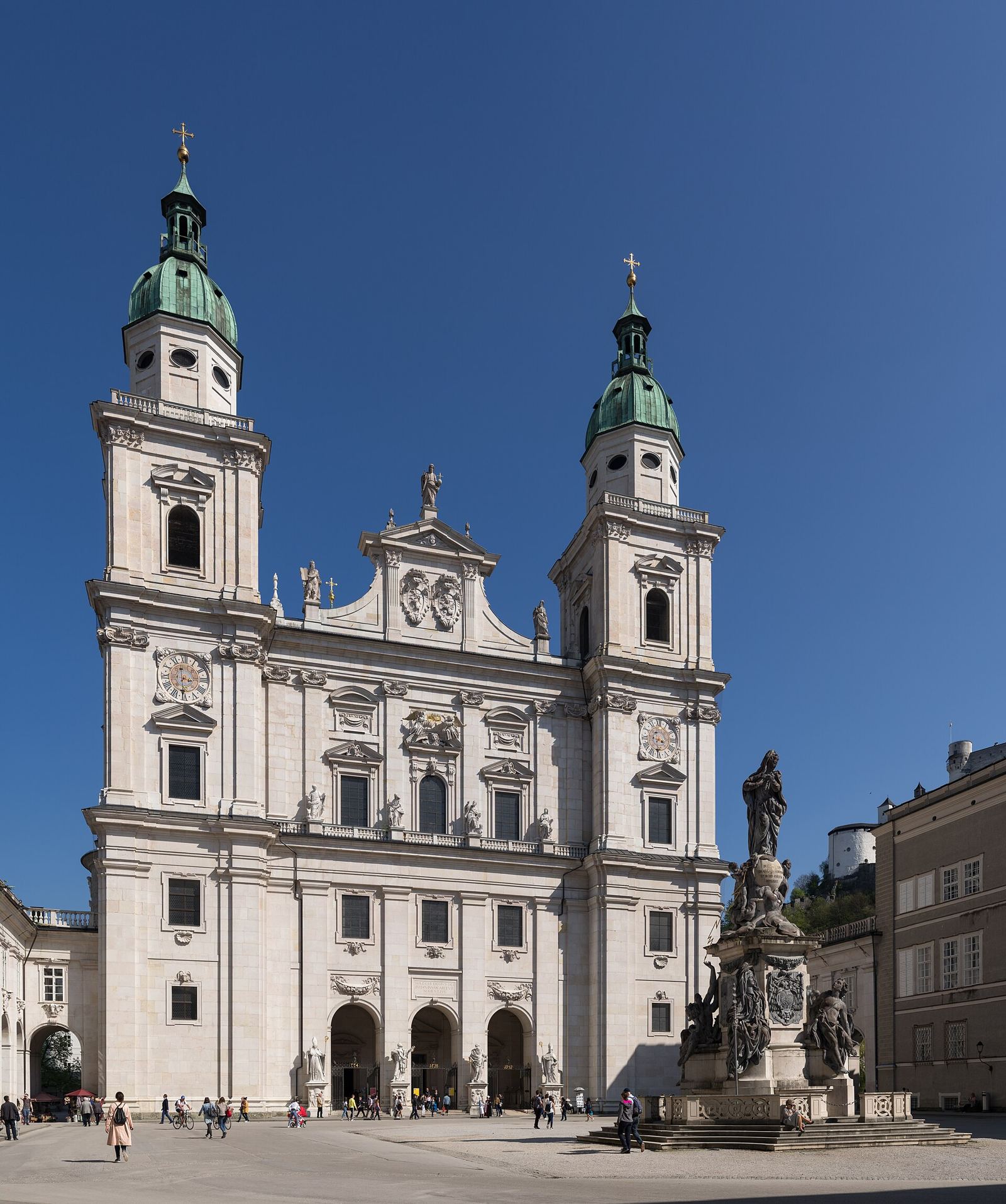 Fachada y cúpula barroca de la catedral de Salzburgo en la Domplatz