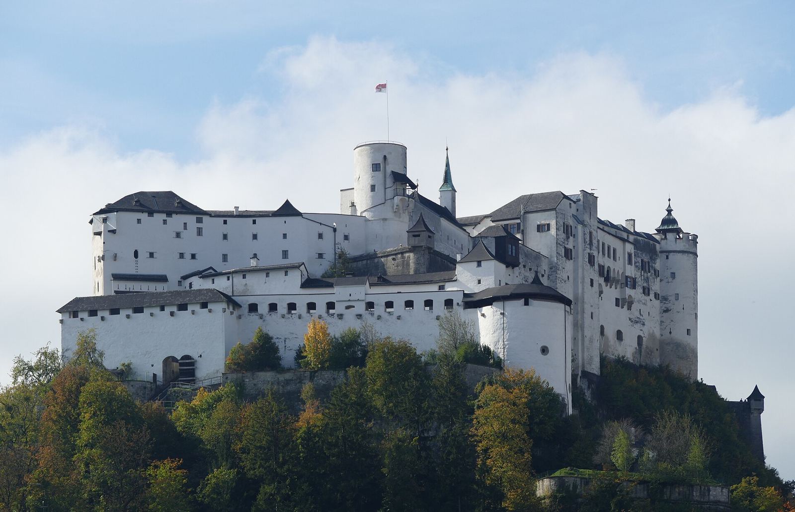 Fortaleza de Hohensalzburg sobre la colina dominando el centro histórico de Salzburgo